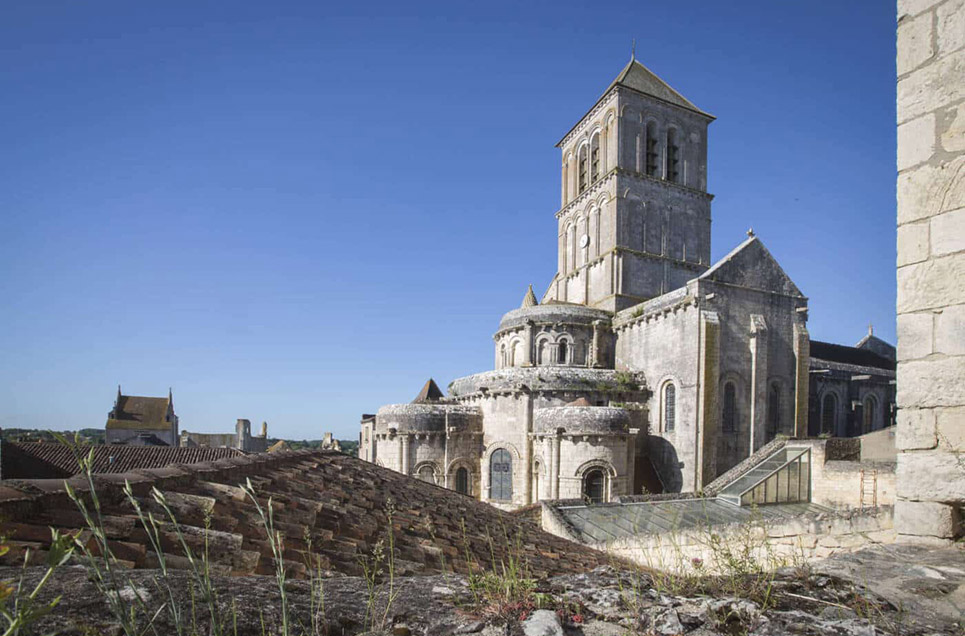 Paysage pastoral français : les plus beaux villages et attraits naturels autour de Poitiers